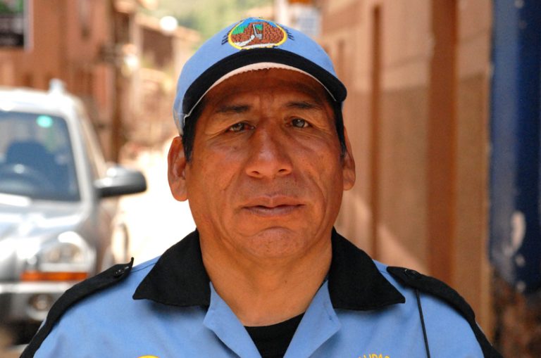 Polizist am Indianermarkt in Pisac, Peru