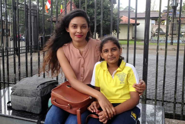 Mutter und Tochter in Kandy, Sri Lanka. mt.media-Foto